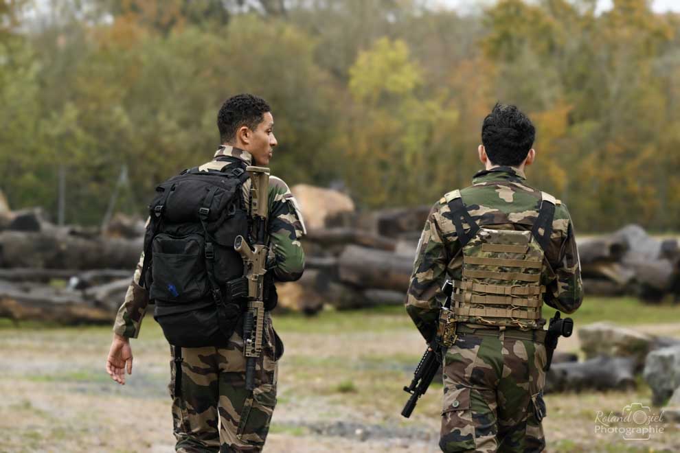 Deux participants de airsoft vus de dos