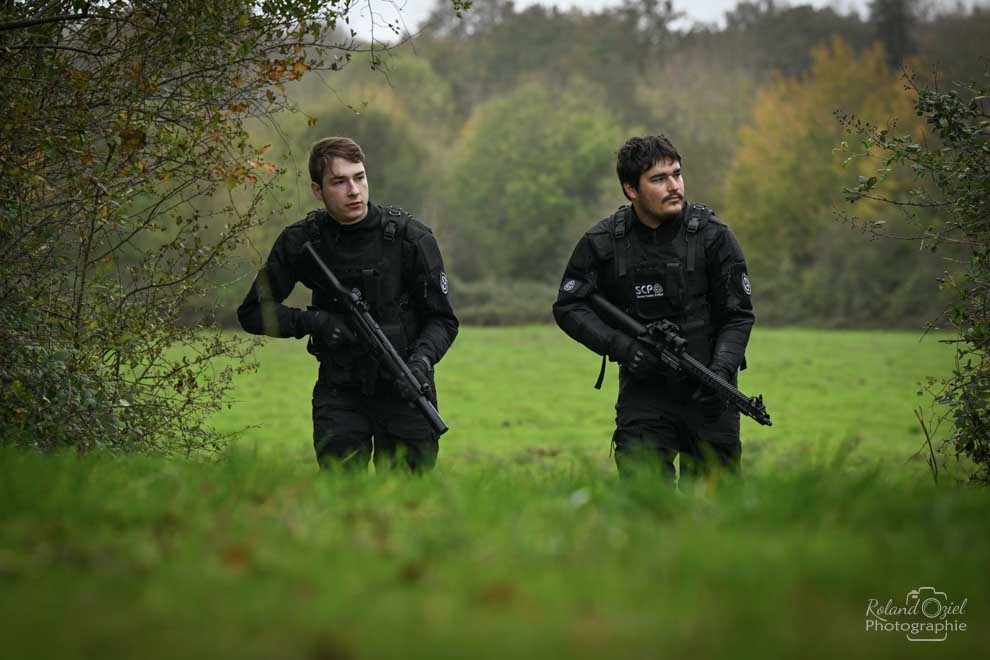 Photo d&apos;un groupe d&apos;hommes armés pendant partiee de airsoft