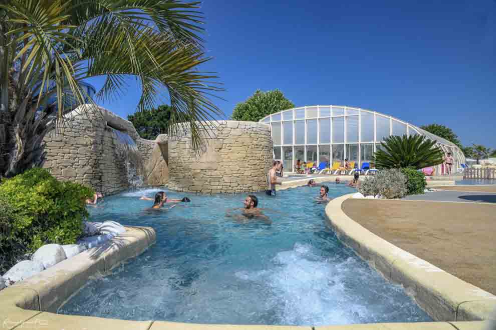 Photo de personne se baignant dans la piscine du camping