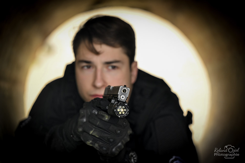 Photo d&apos;un jeune tenant une arme fictive au poignée 