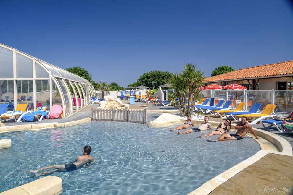 Photo de la plage de la  piscine du camping en Vendée