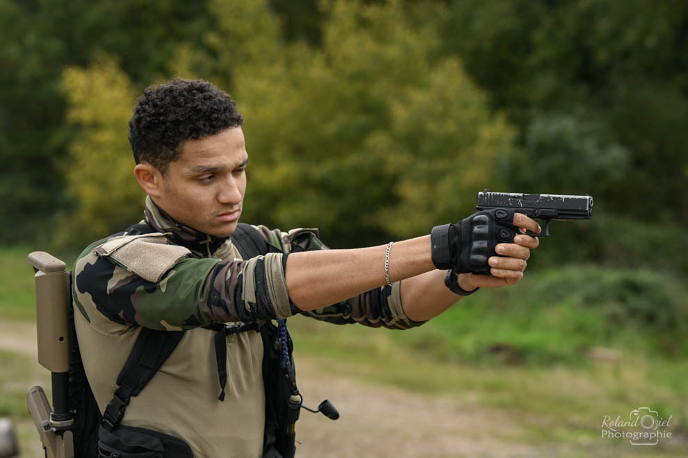 Photo d&apos;un particiapant au airsoft avec une réplique en main