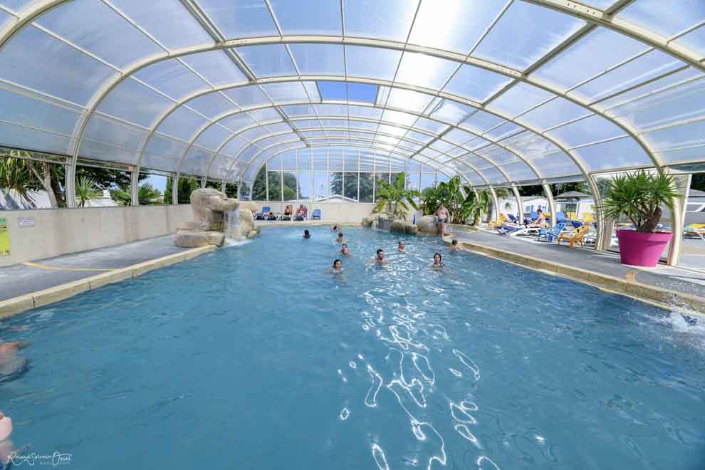 Photo de la piscine intérieure couverte du camping