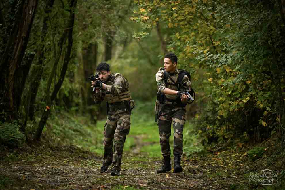 Photo dans un bois avec 2 participants