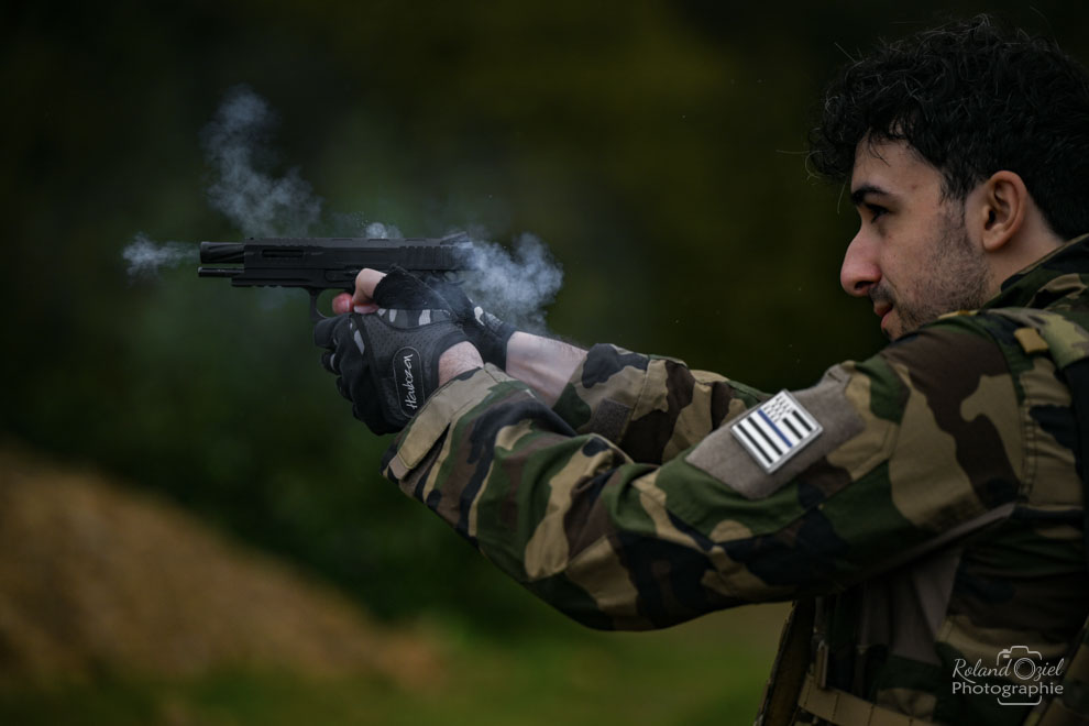 Photo d&apos;un tir avec la fumée avec un révolver fictif
