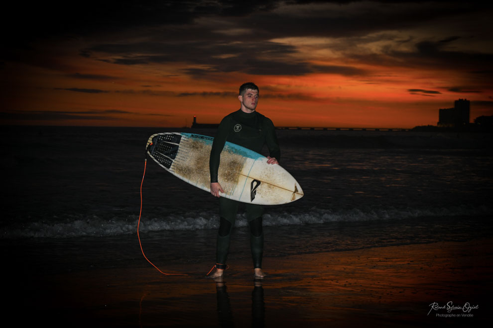 Photo de surfeur avec coucher de soleil