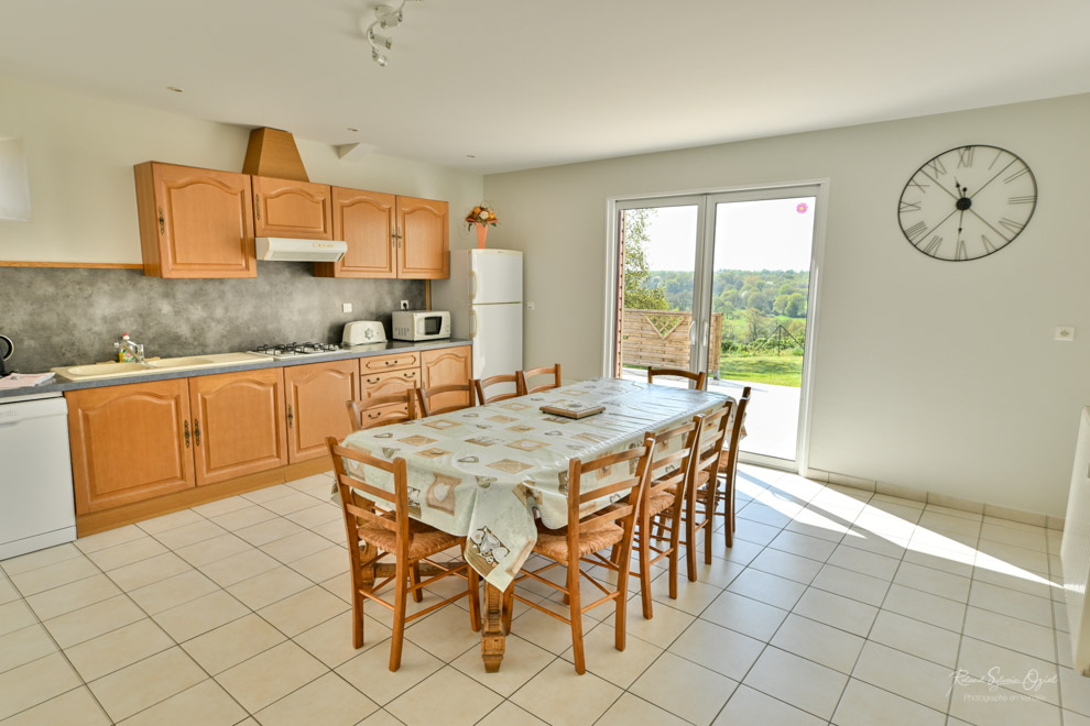 Photo de la cuisine avec baie vitrée donnant sur l&apos;extérieur