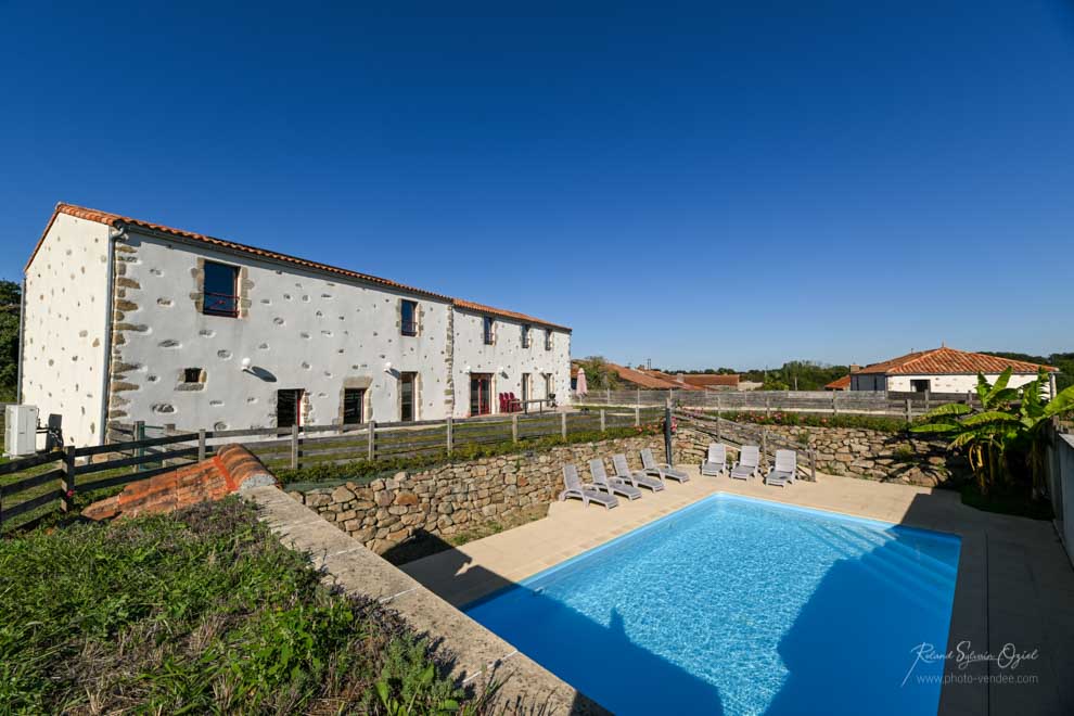 Photo de piscine avec gite en arriere plan