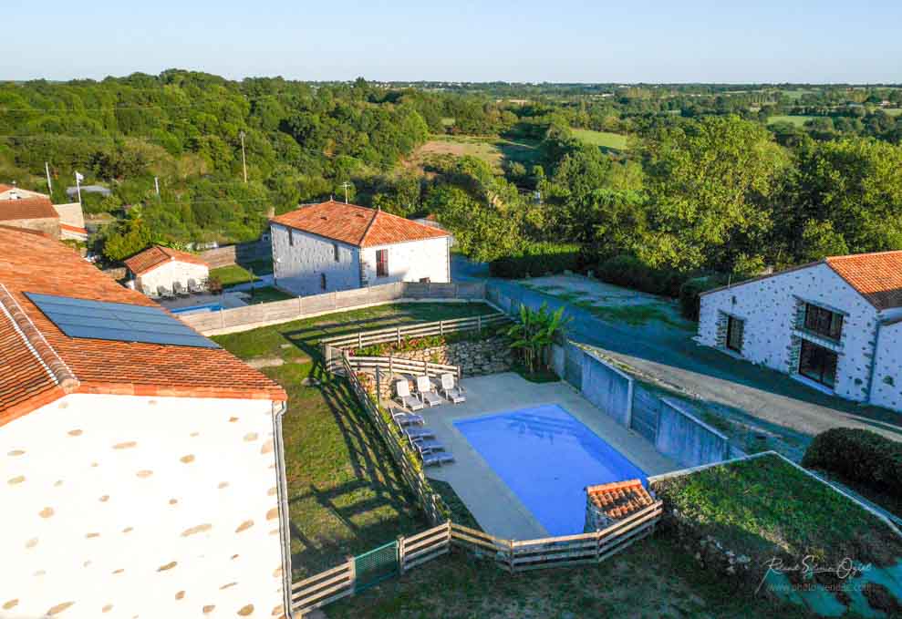 Photo aérienne de la piscine du gîte