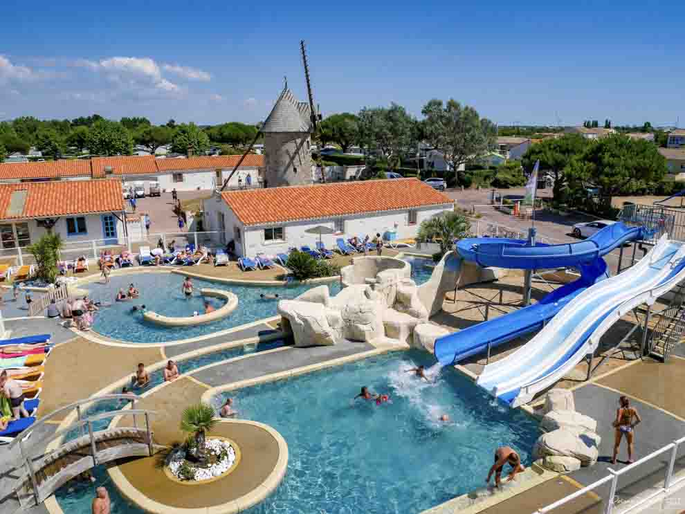 Photo aérienne du camping avec perche