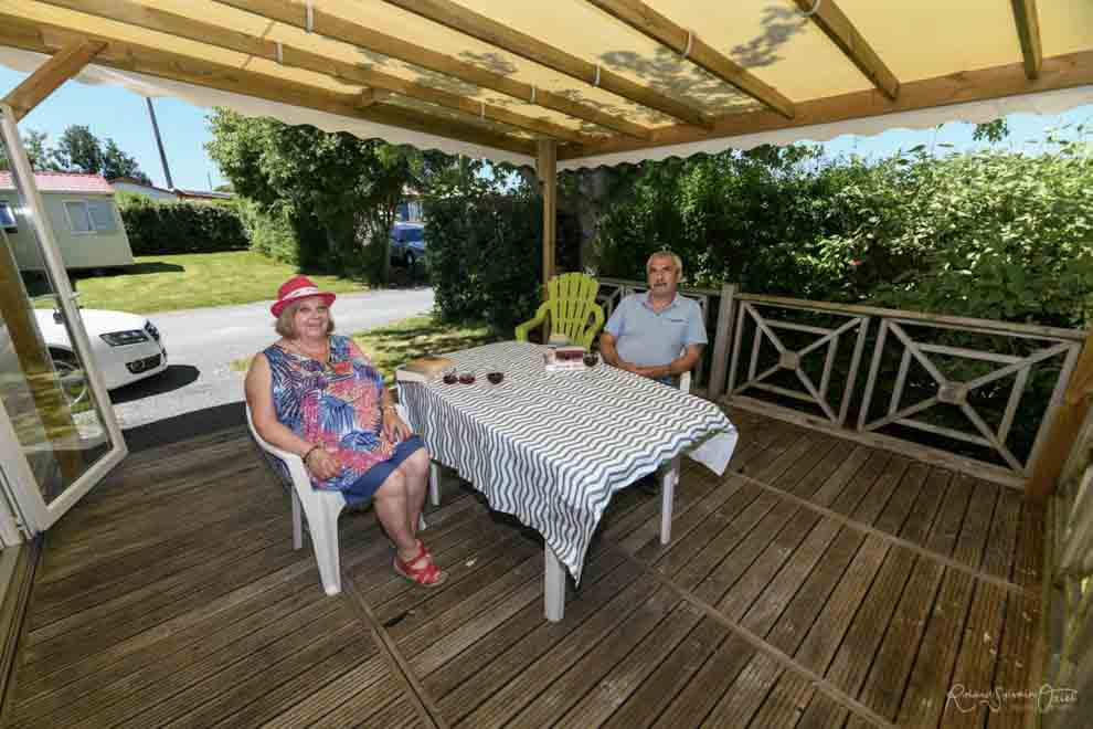 Photo de deux vacanciers du camping