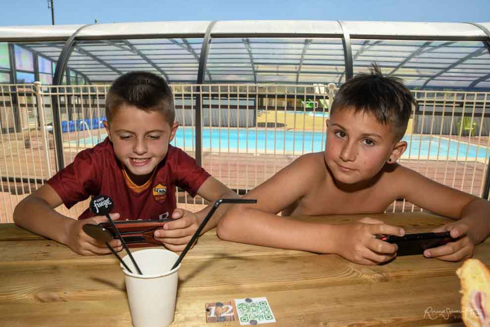 Photo des enfants dans le camping pendant les vacances