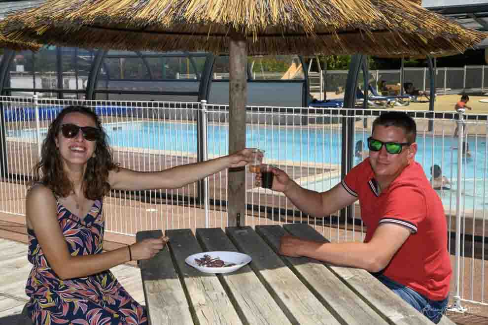 Photographie de vacanciers au restaurant du camping
