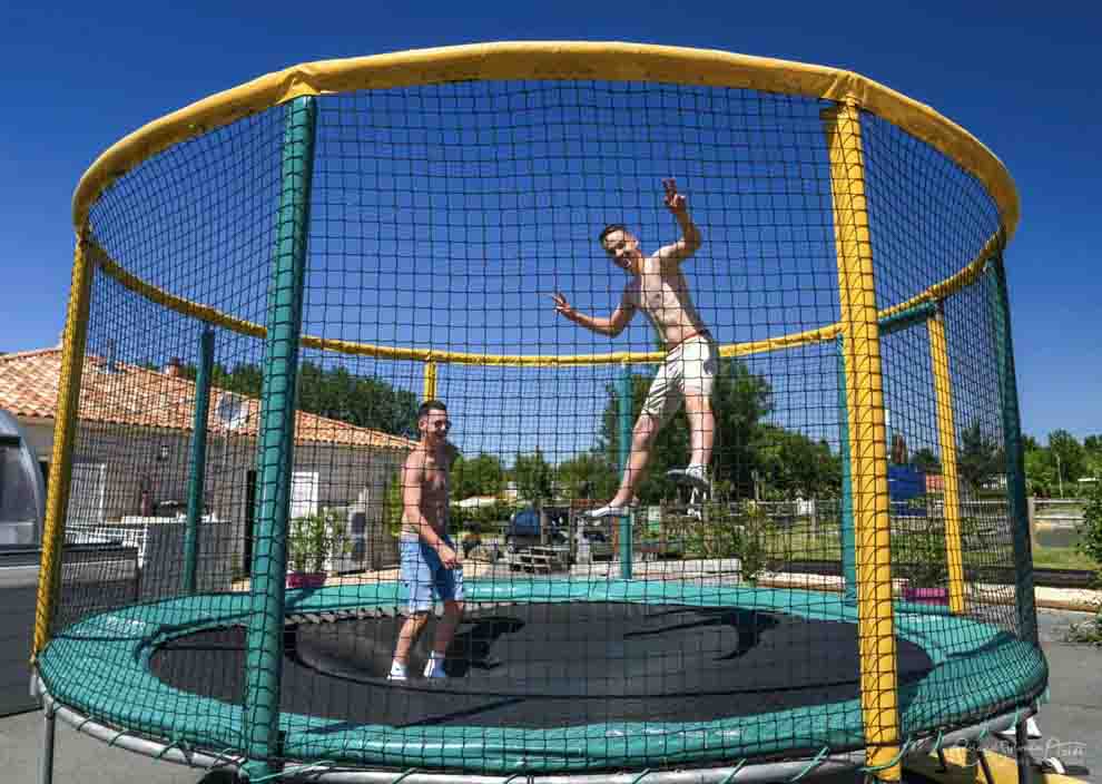 Photo de trampoline dans le camping