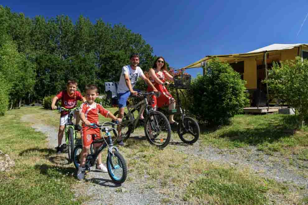 Photo de vacanciers qui vont partir en vélo