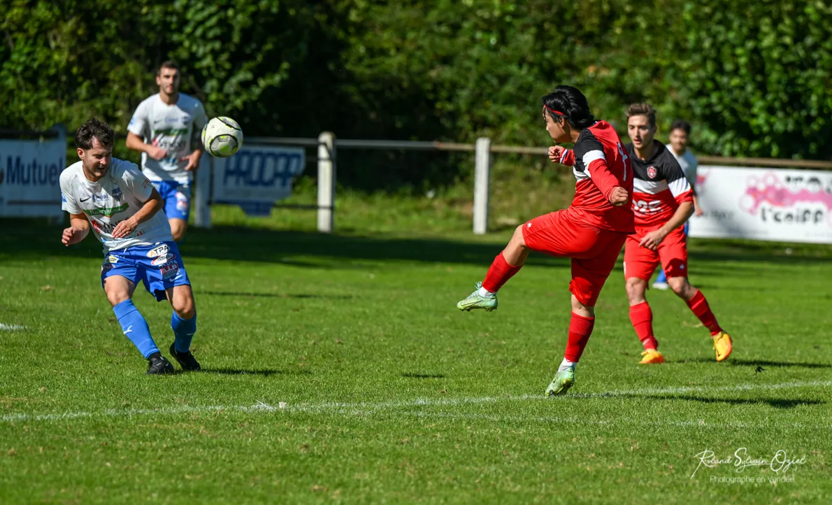 Photo d&apos;un footballeur en train de marquer un but