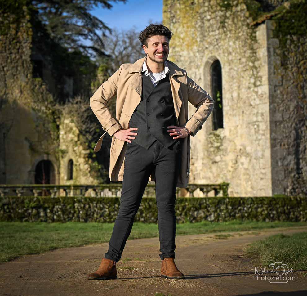 Shooting photo homme devant un monument