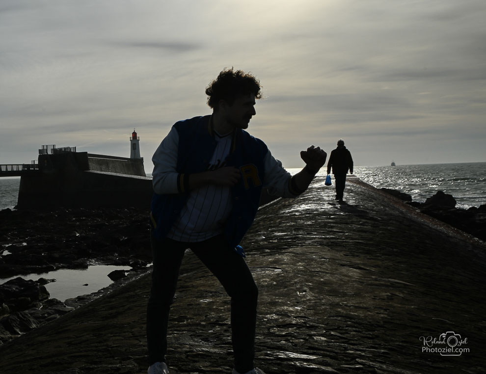 photo donnant l&apos;impression d&apos;un géant boxant un passant