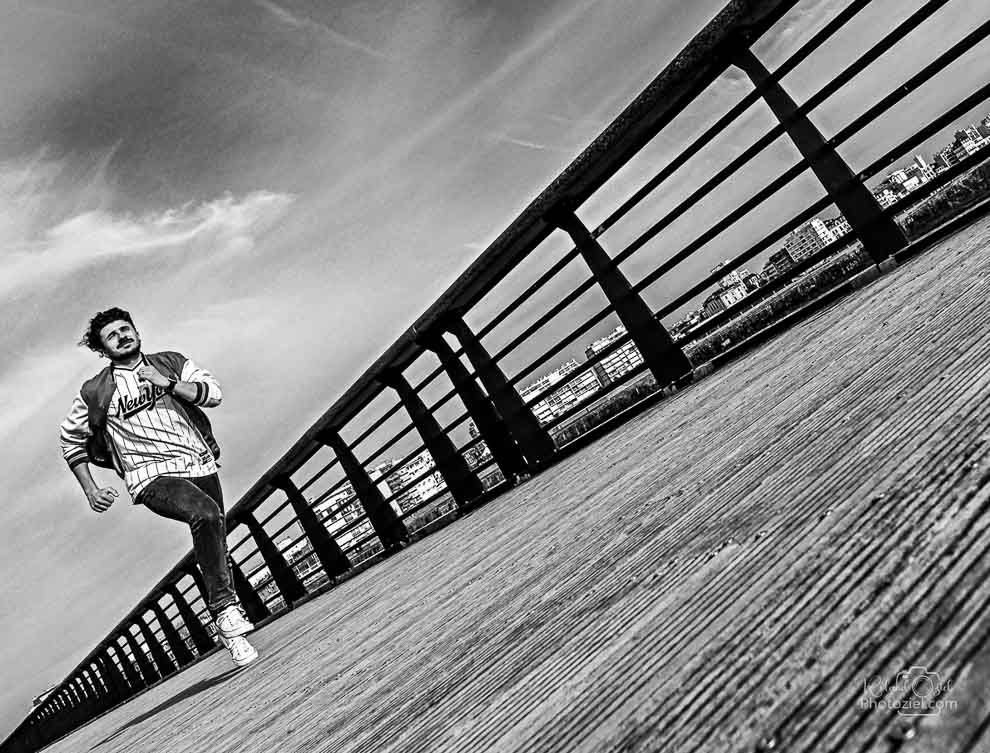 photo homme qui court sur l&apos;estacade des sables d&apos;olonne