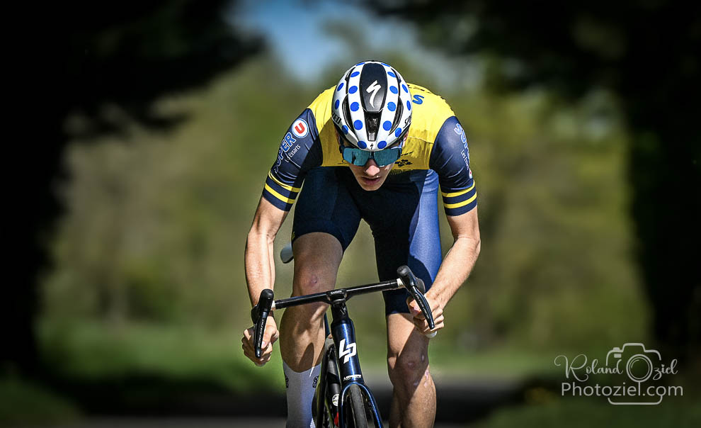 Photo d&apos;un coureur en vélo sprint final