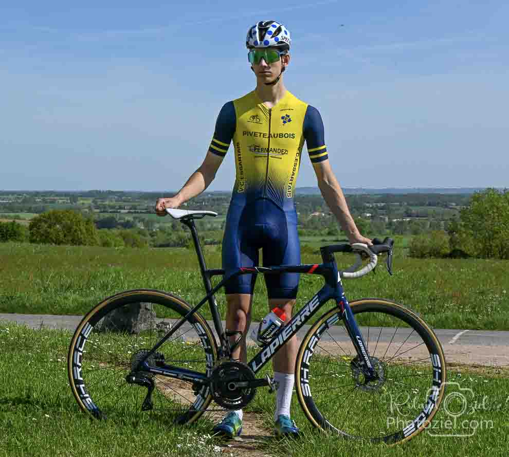Photo d&apos;un coureur avec son vélo