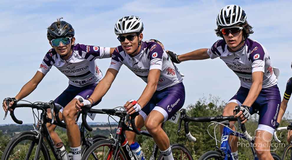 Photo de 3 coureurs à vélo
