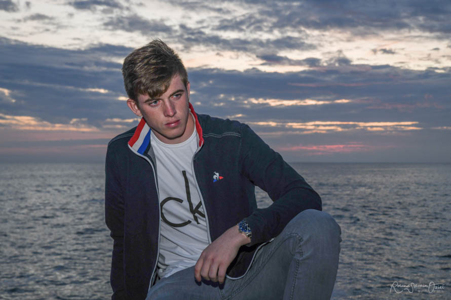 Shooting photo jeune homme au bord de la mer