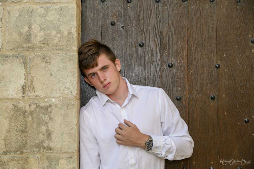 Shooting photo beau gosse bg le long d&apos;une porte décor urbain