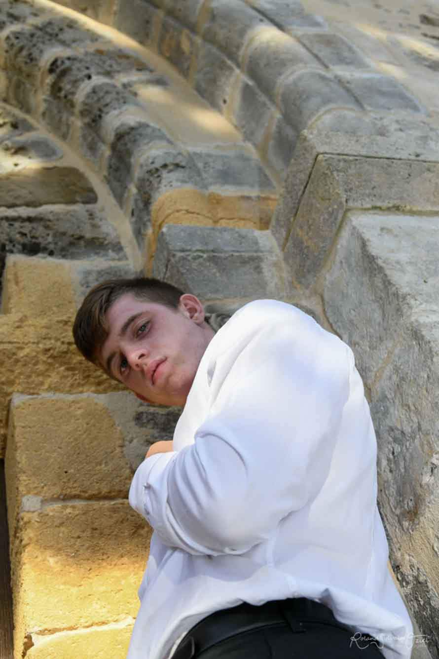 Shooting photo homme avec monument en fond