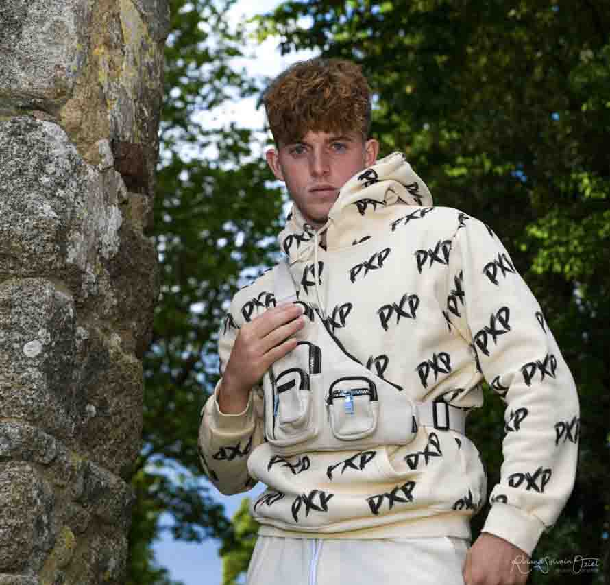 Shooting photo jeune homme sur monument