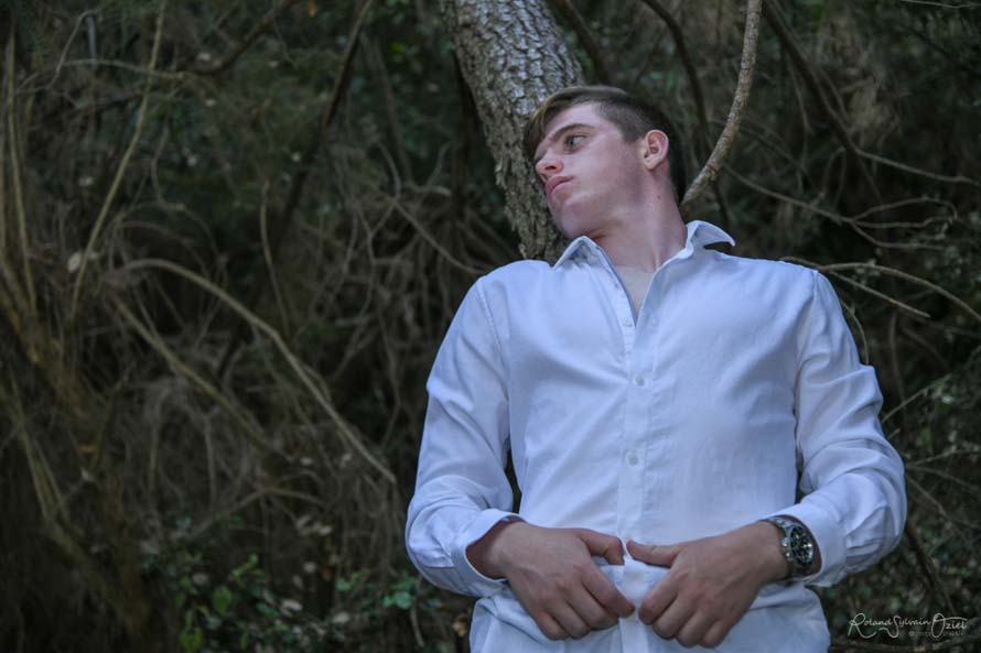 Shooting photo avec élégant jeune homme