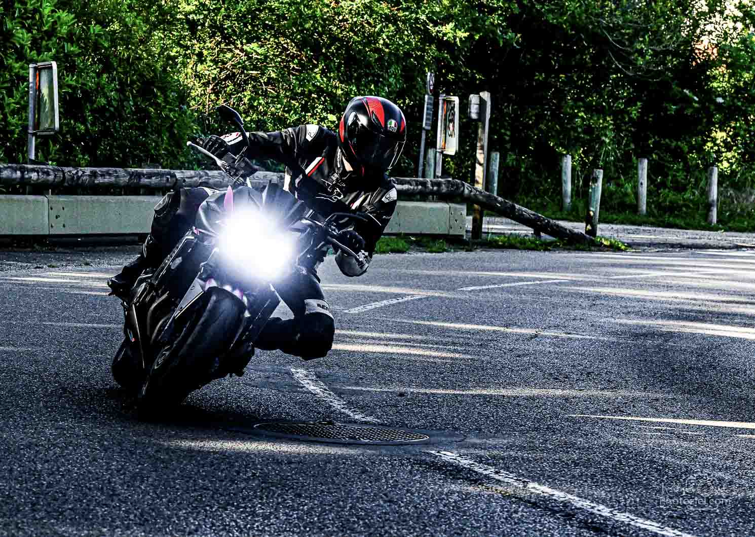 Shooting de la moto sur route