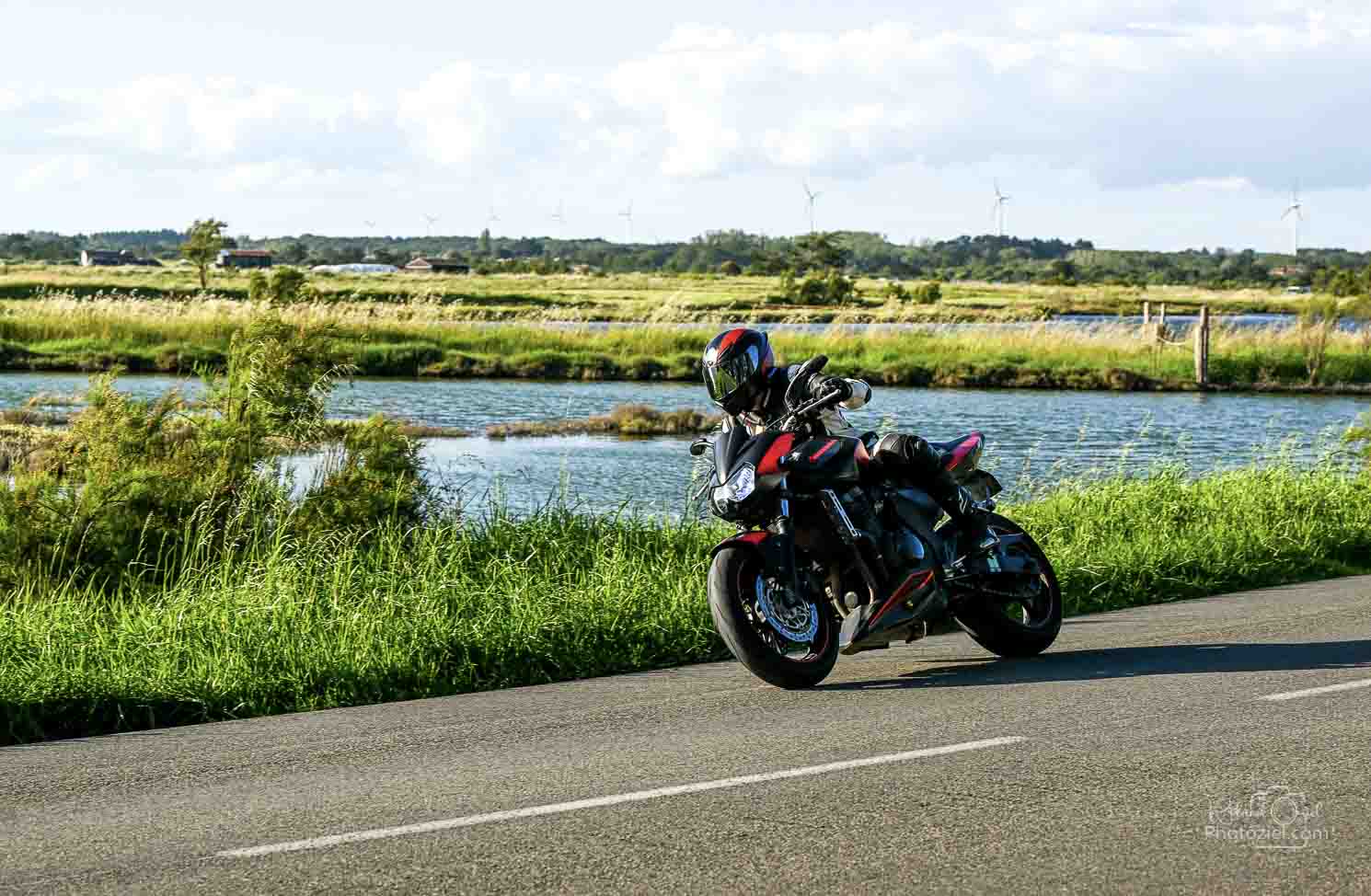 Photo de la moto dans un virage sur route