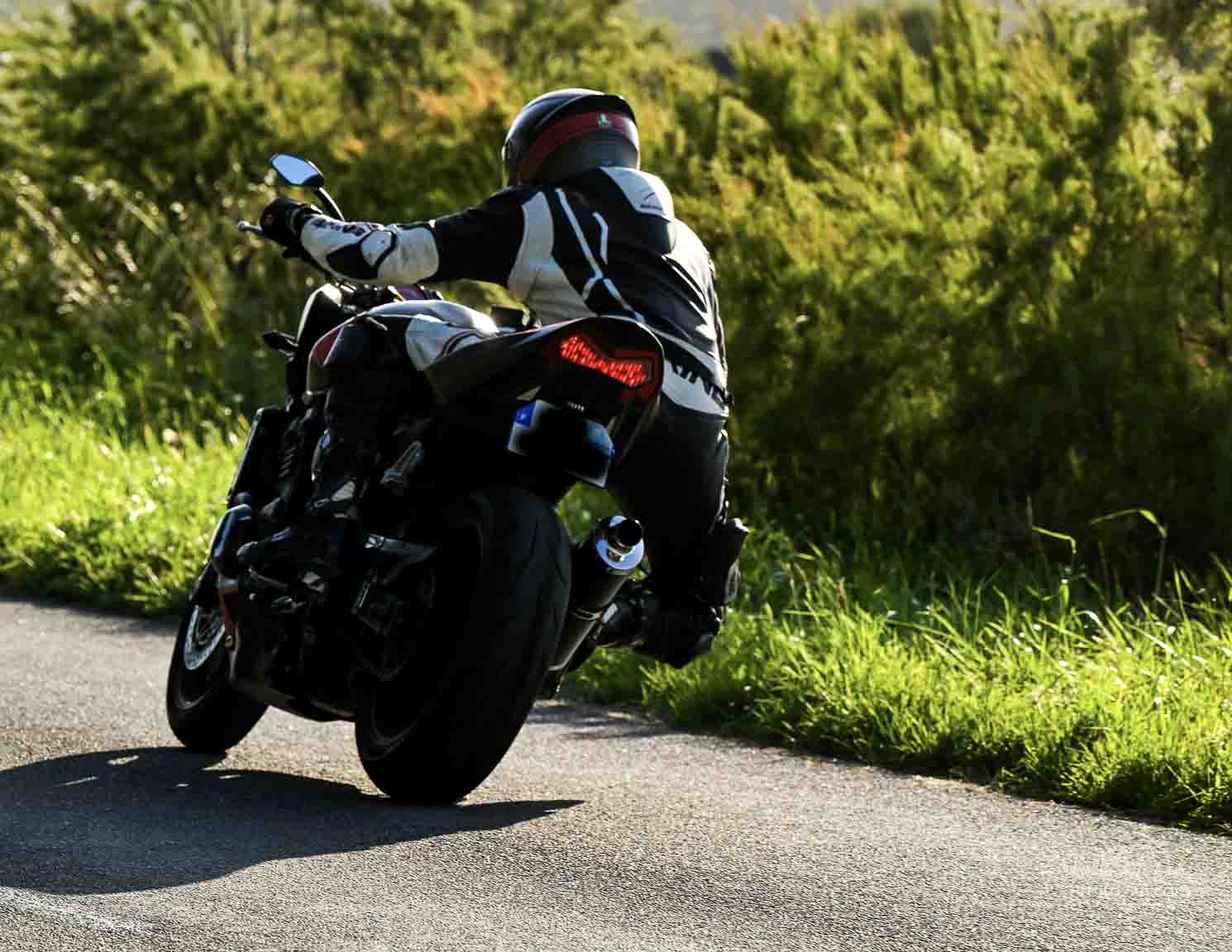 Shooting photo motard sur moto dans un virage sur route