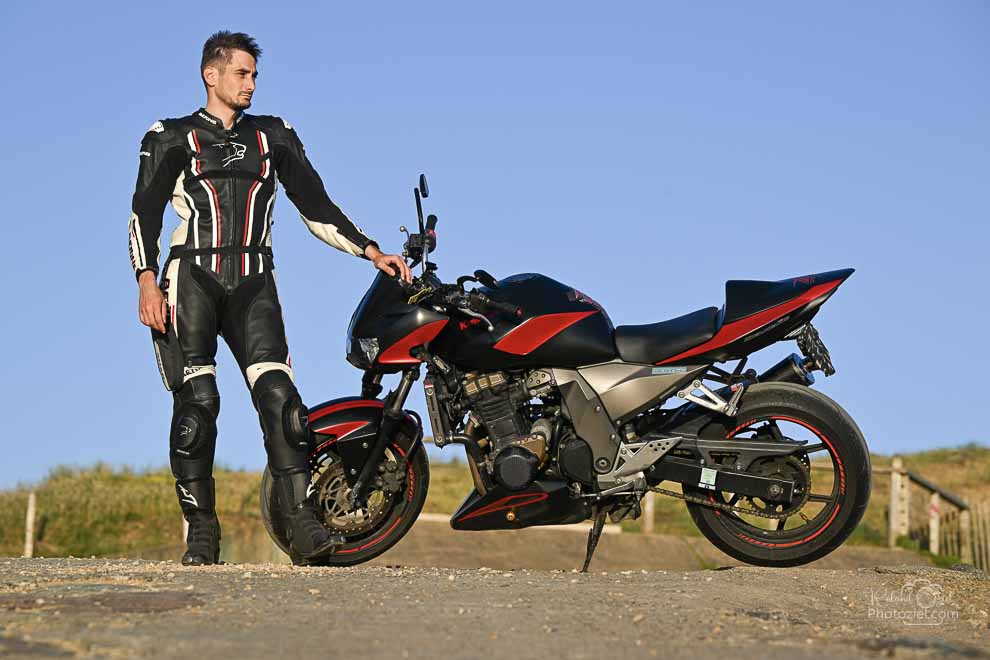 Photo d&apos;un motard en contre plongée
