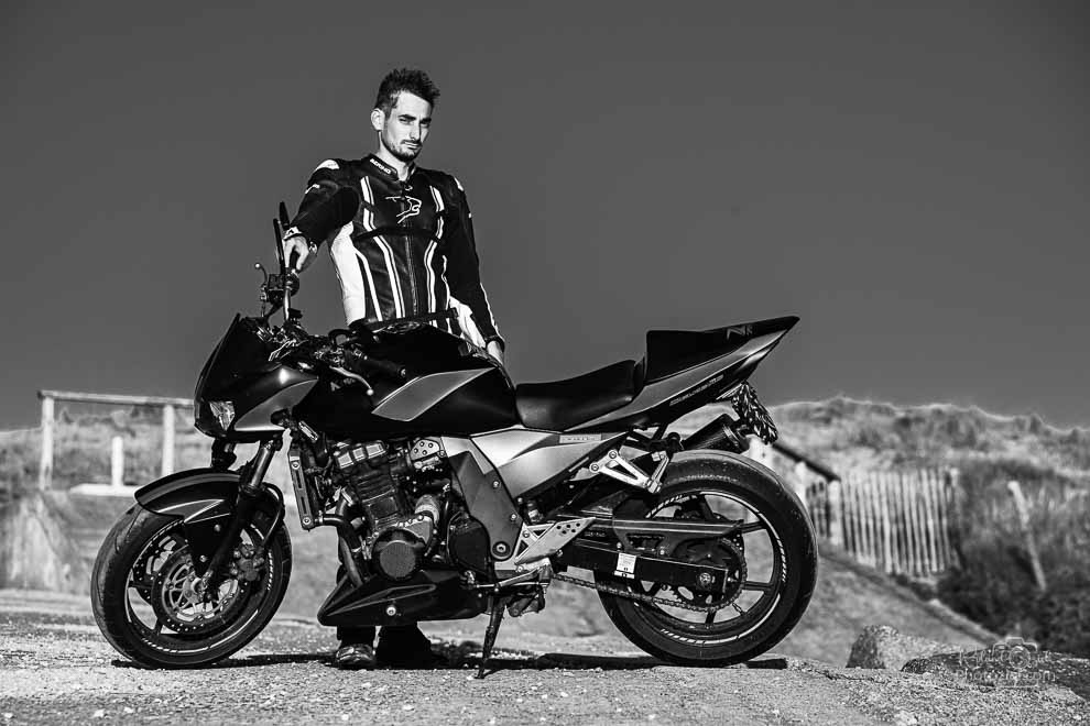 Photo noir et blanc de moto
