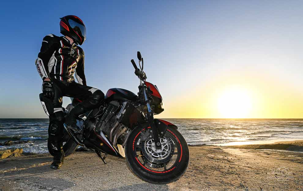 Séance photo avec motard regardant le soleil
