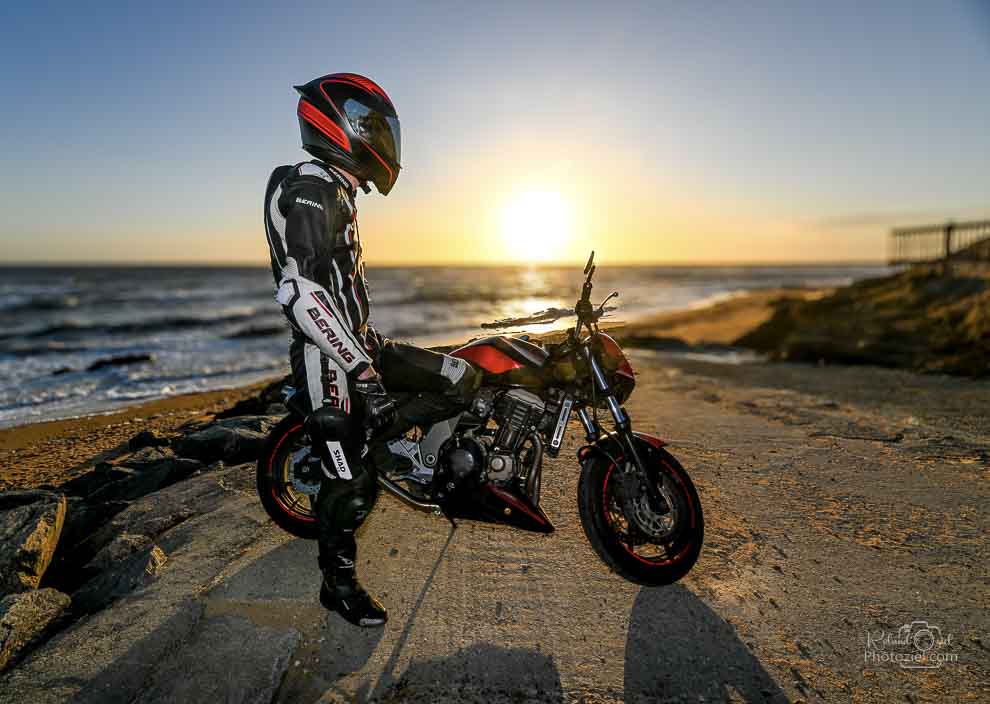 Photo du motard avec le soleil en fond