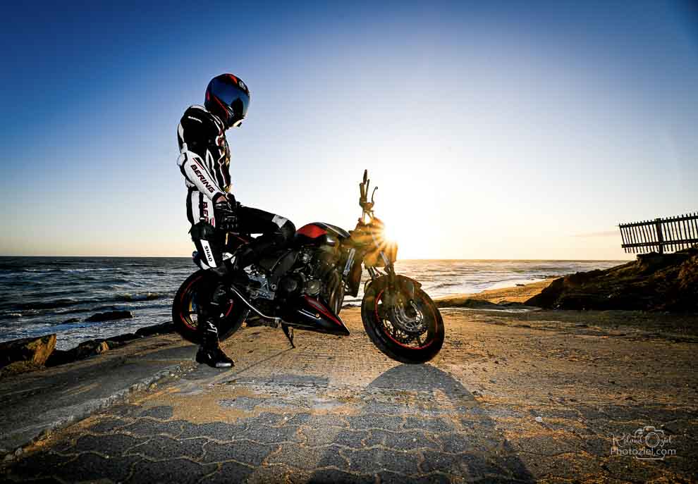 Photo de motard avec un rayon de soleil 