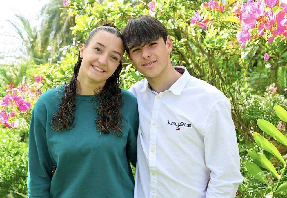 Photo de deux jeunes gens au milieu des fleurs