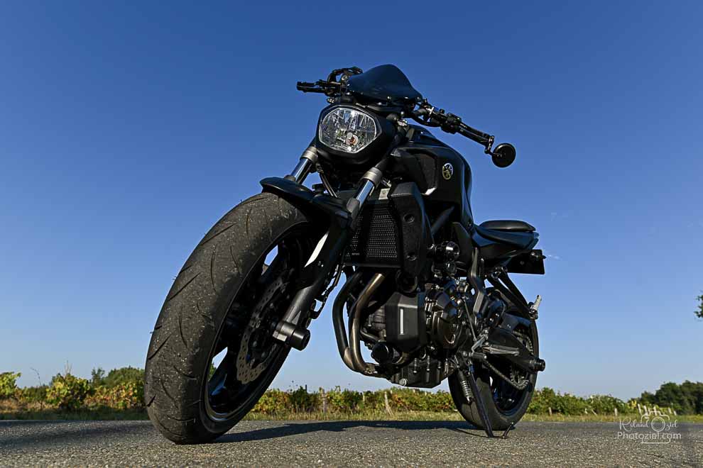Photo de la moto sur une route