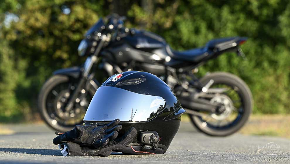 Photo du casque avec la moto en fond