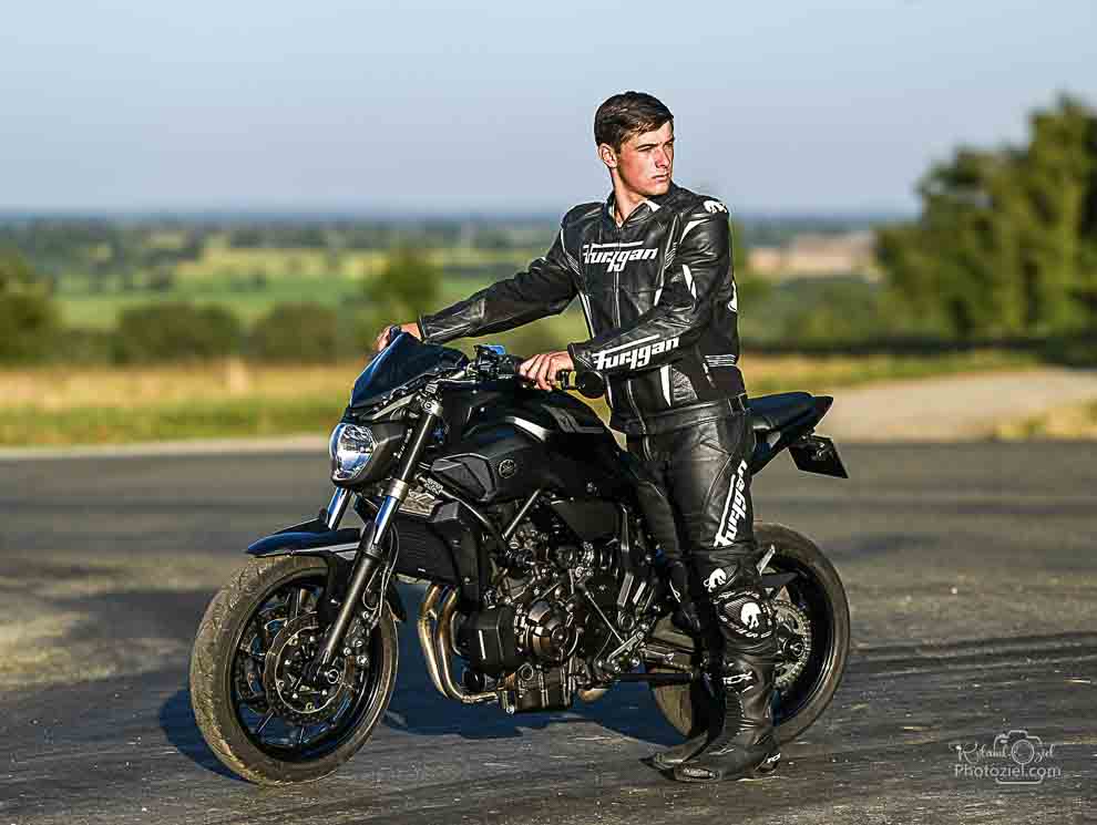 Shooting photo avec le motard sur fond de Nature