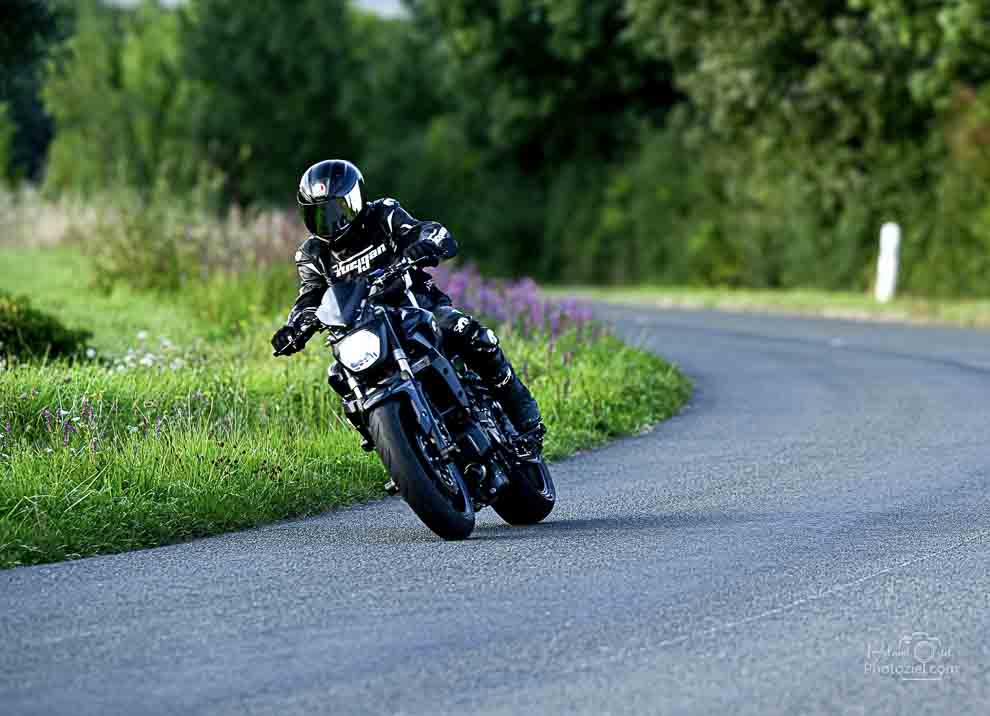Photo de la moto dans un vorage