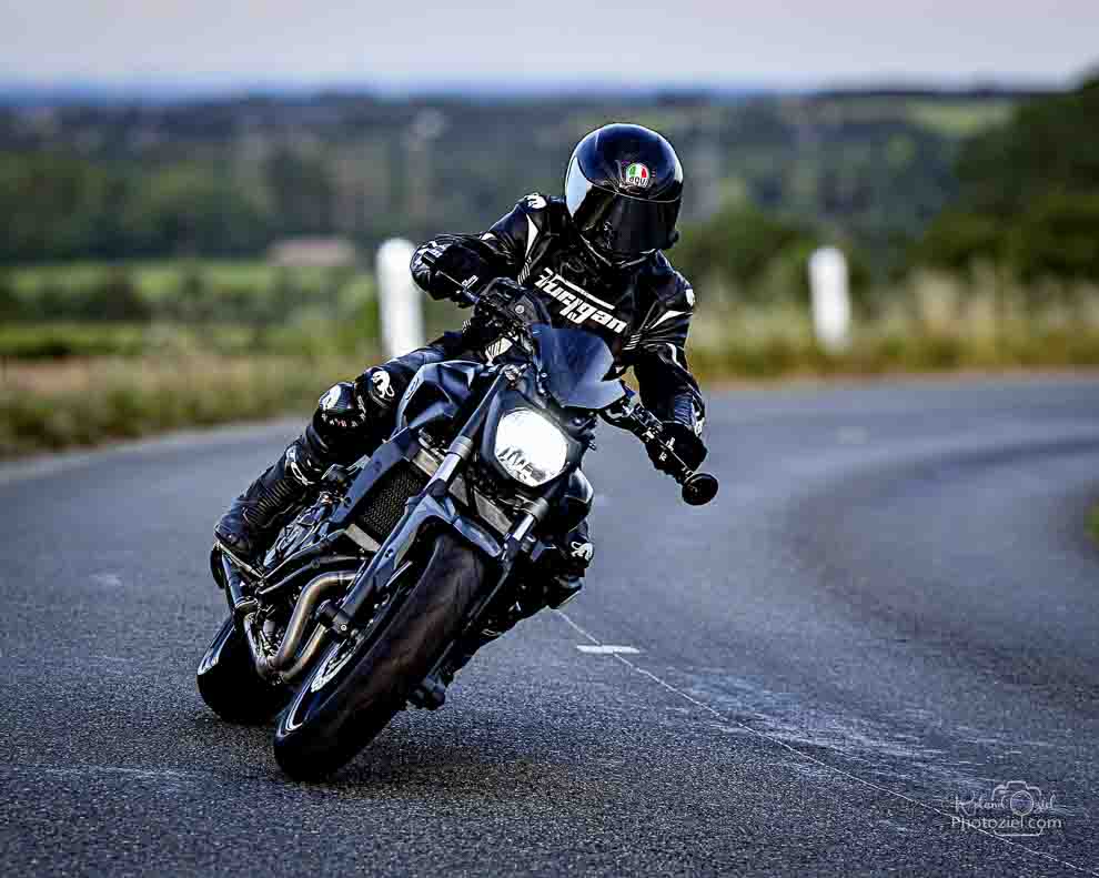 Shooting photo de la moto dans un virage