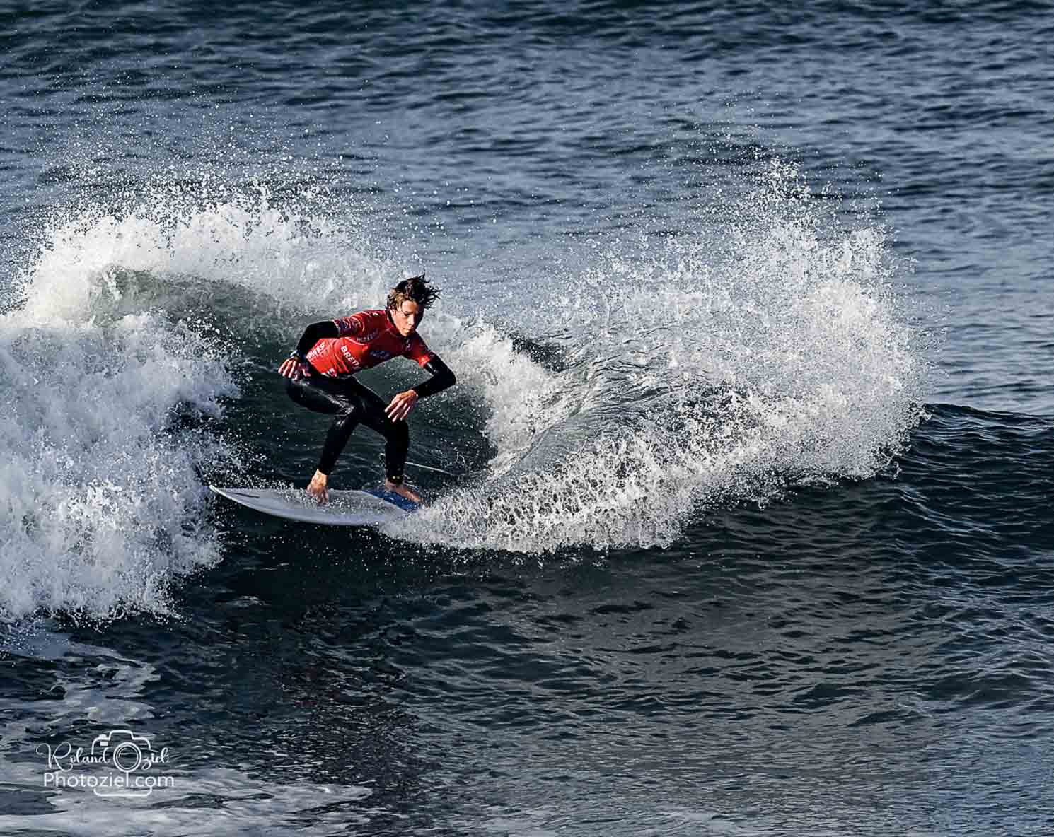 Photo d&apos;un surfeur sur la plage