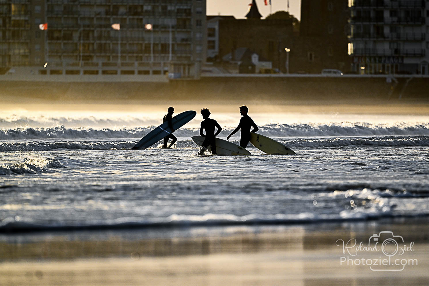 Photos de surfeurs en Vendée dans la baie des sables