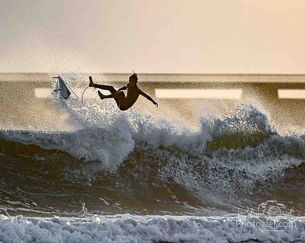 Jeune surfeur au sommet d&apos;une vague