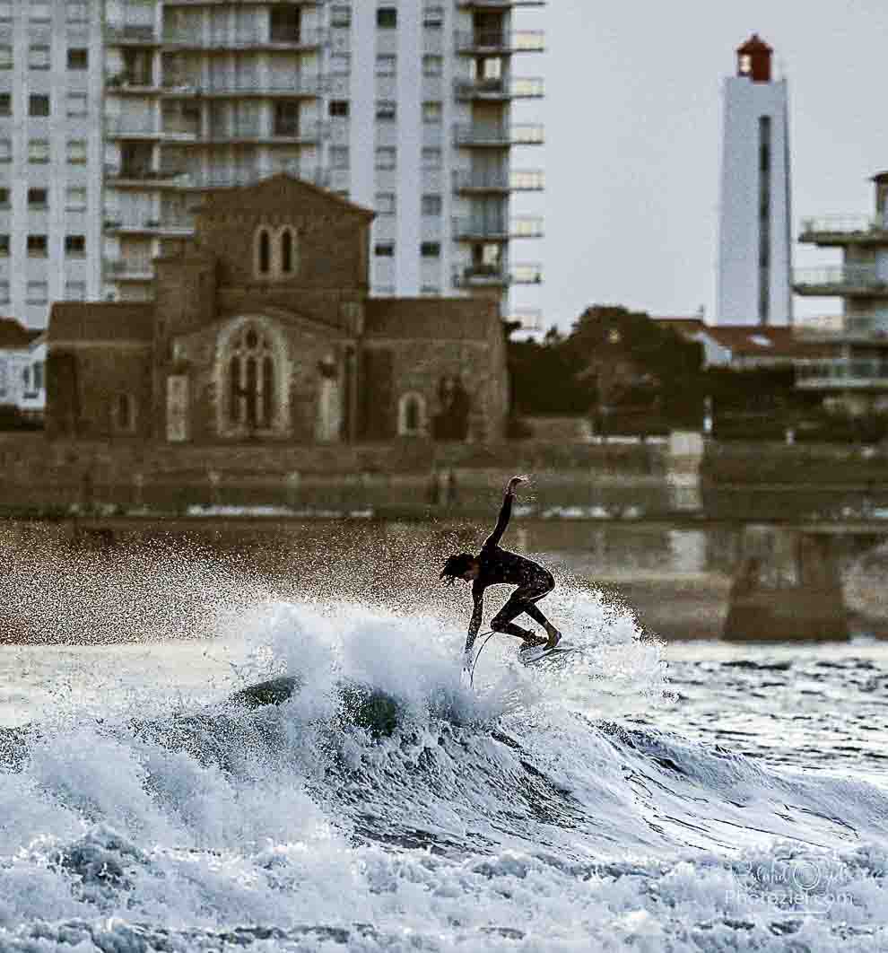 Photo d&apos;un surfeur faisant une figure 