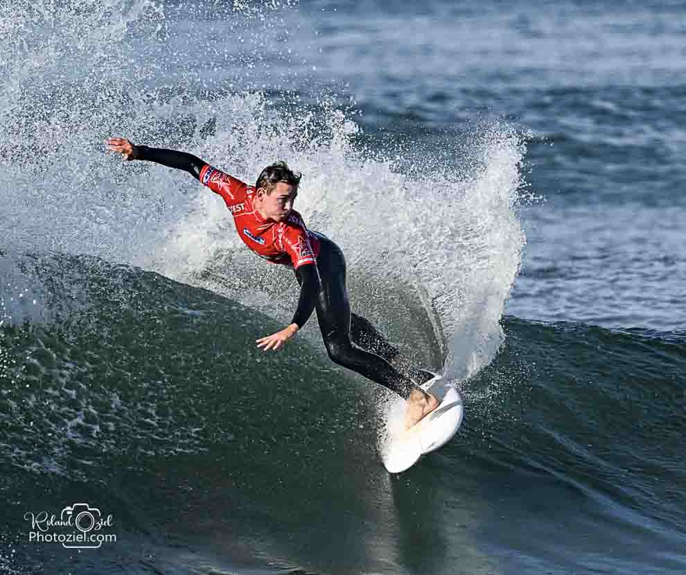 Photo d&apos;un surfeur pendant une compétition à la sauzaie à brétignolles sur mer